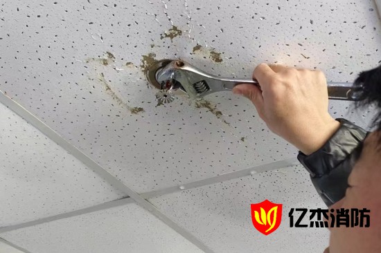 消防噴淋頭漏水了？可以自己更換嗎？